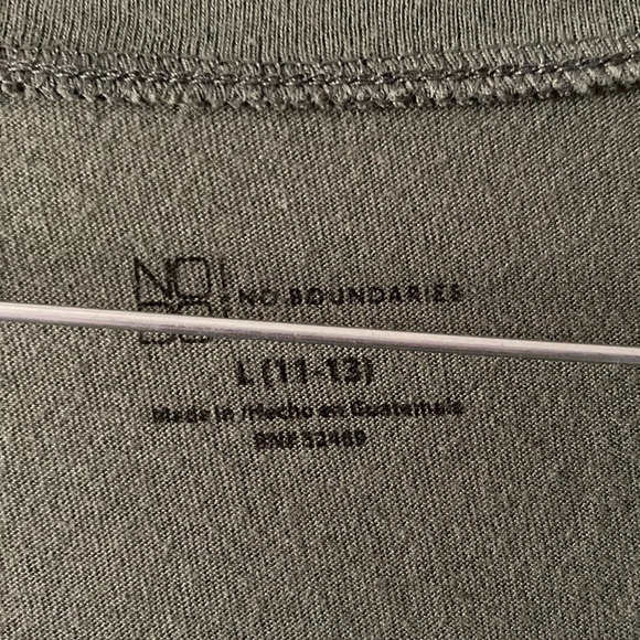 NWT NO BOUNDARIES CREW NECK TEE - Picture 3 of 5